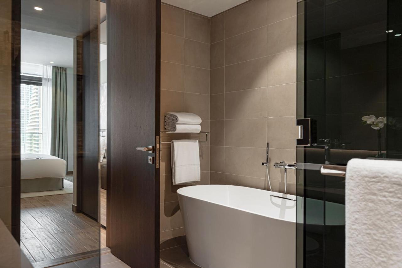 Premium One Bedroom Suite Balcony & Marina View