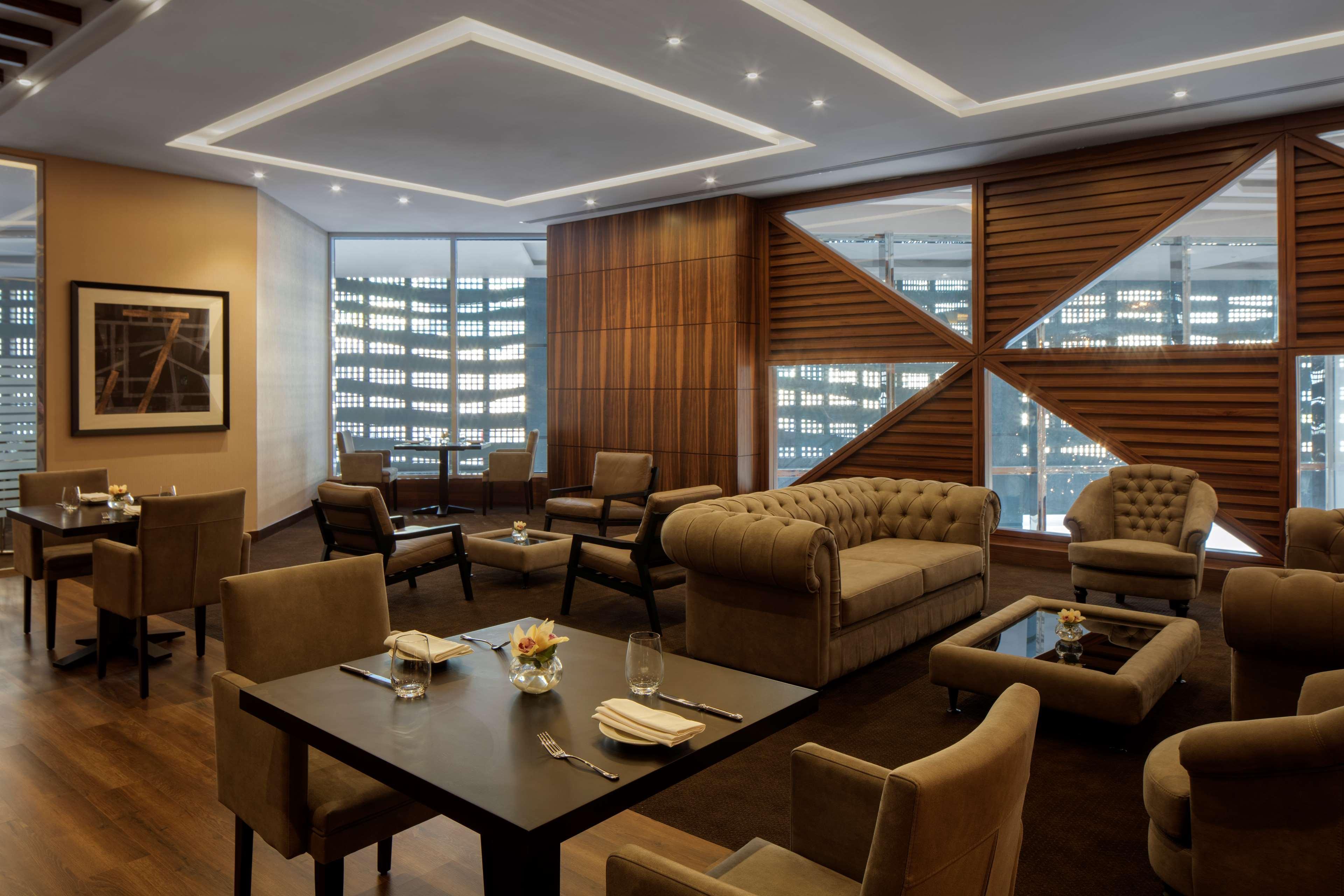 Suite Downtown View Lounge Access