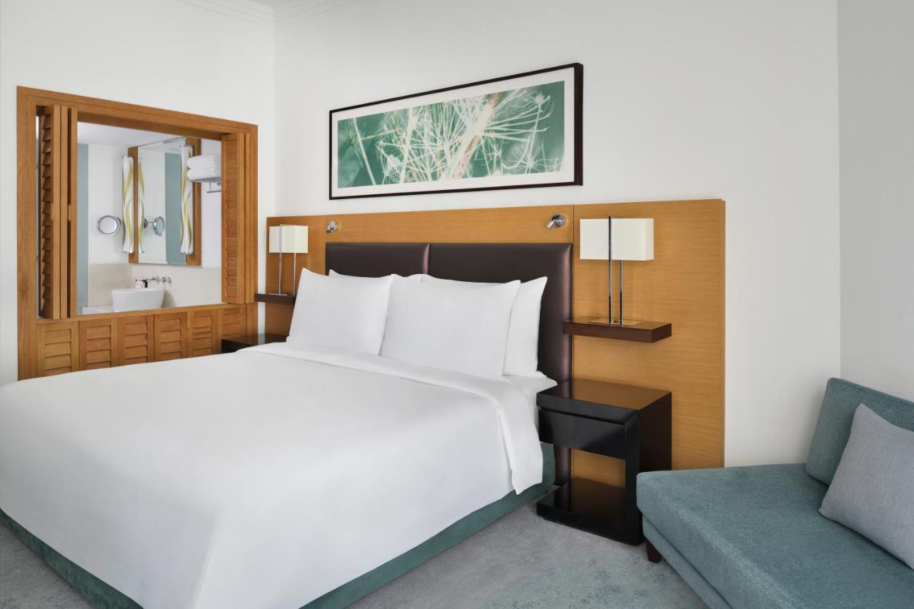 Executive King with Balcony, Lounge Access, Breakfast, Refreshments & Evening drinks and Canapés,1440801313:JPEG