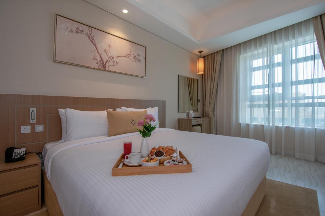 Deluxe Three-Bedroom Apartment Inclusive of complimentary shuttle bus to Deira City Centre & Dubai Festival City Mall