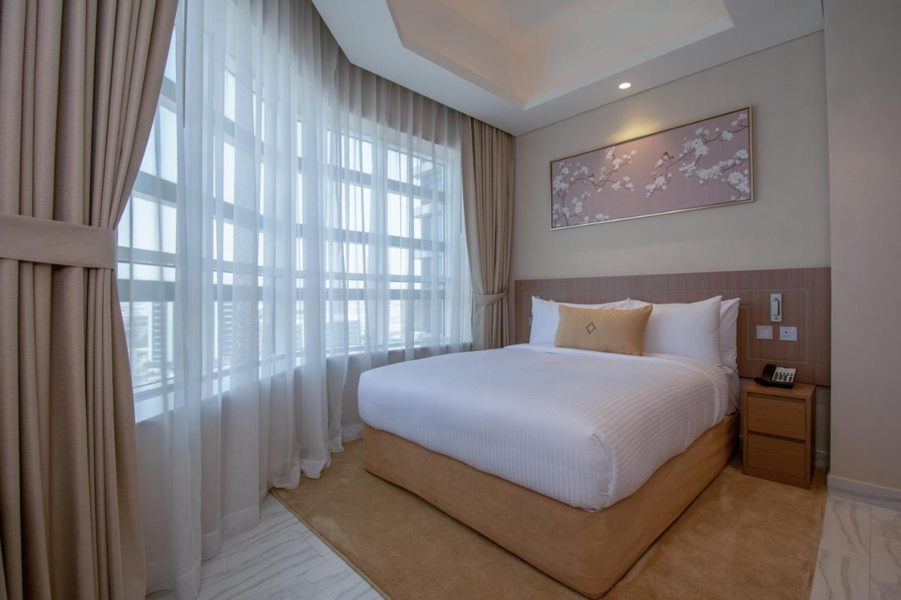 Deluxe Three-Bedroom Apartment Inclusive of complimentary shuttle bus to Deira City Centre & Dubai Festival City Mall