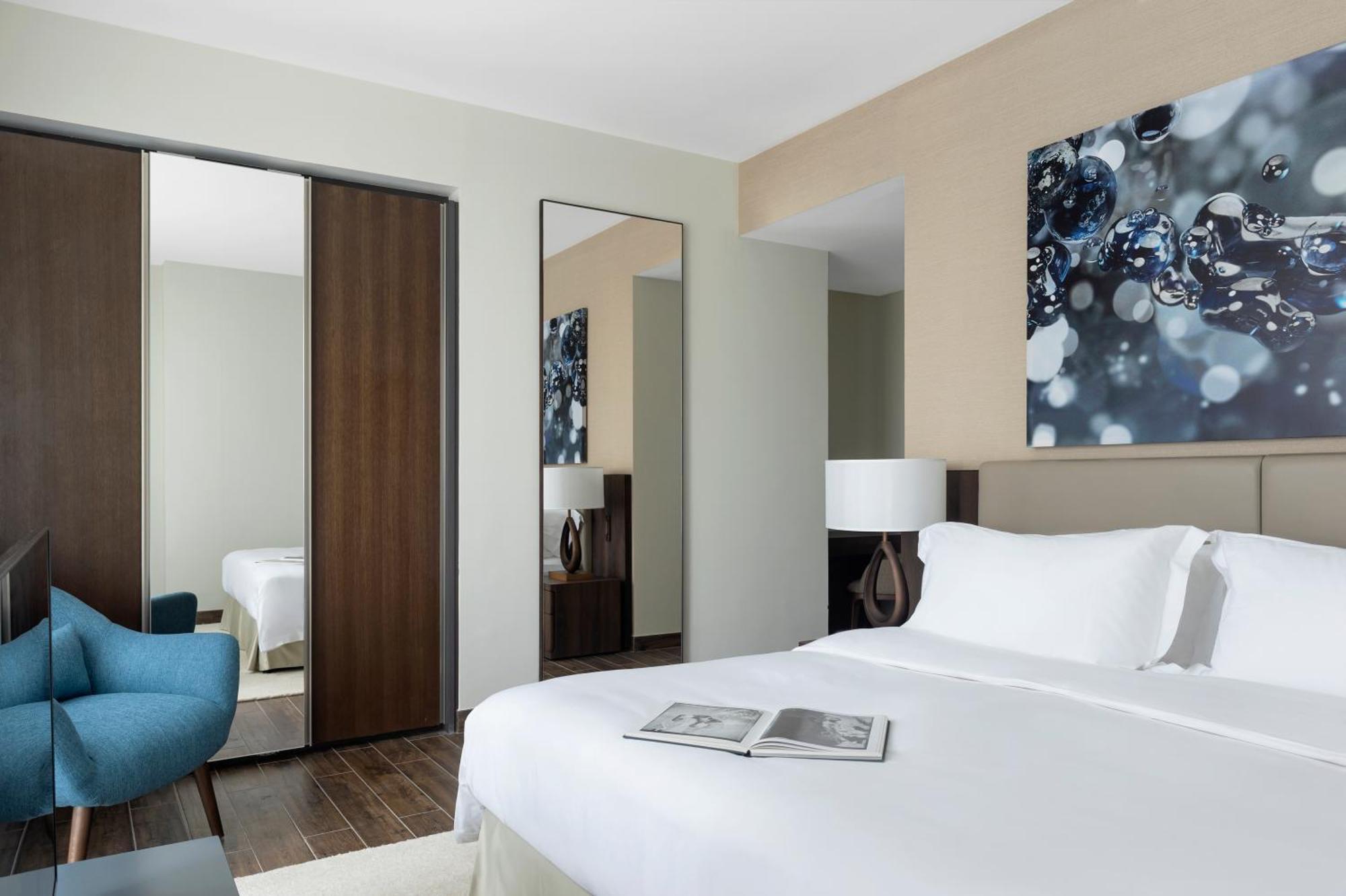 Premium Three Bedroom Suite Balcony & Marina View