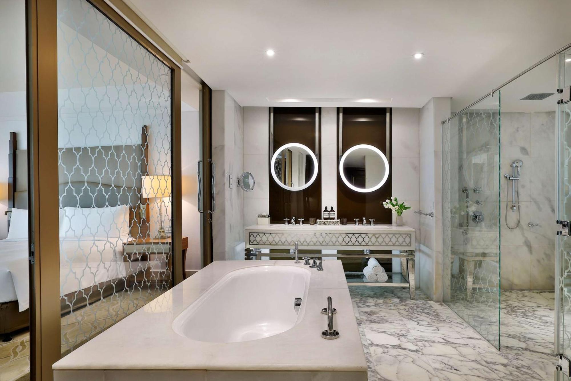 One-Bedroom Club Suite Sea View