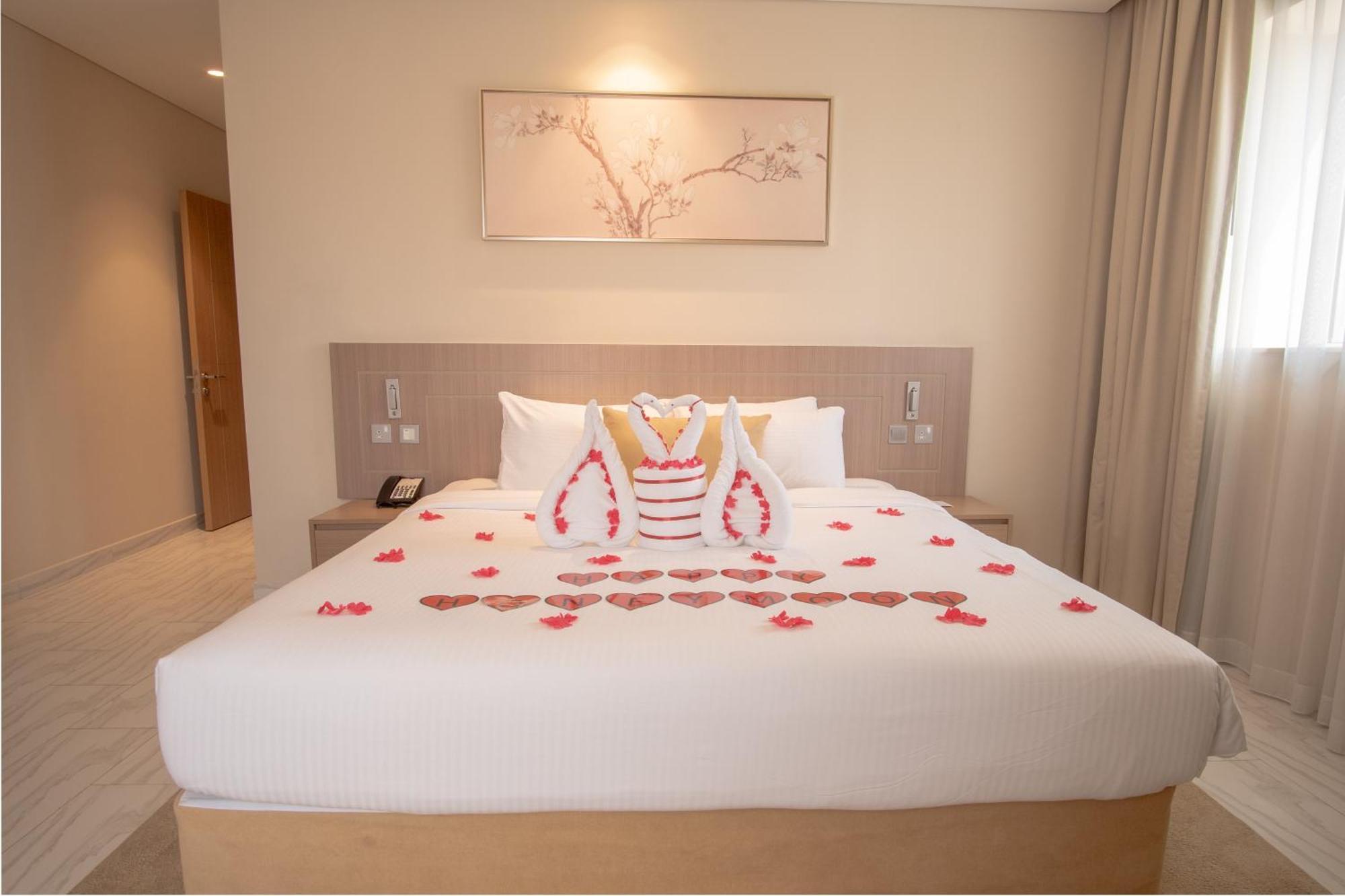 Elite Two-Bedroom Apartment Terrace Inclusive of complimentary shuttle bus to Deira City Centre & Dubai Festival City Mall