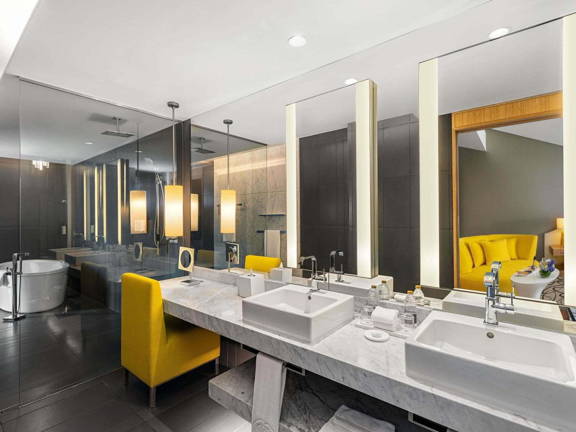 Luxury Studio Apartment with Burj Khalifa View