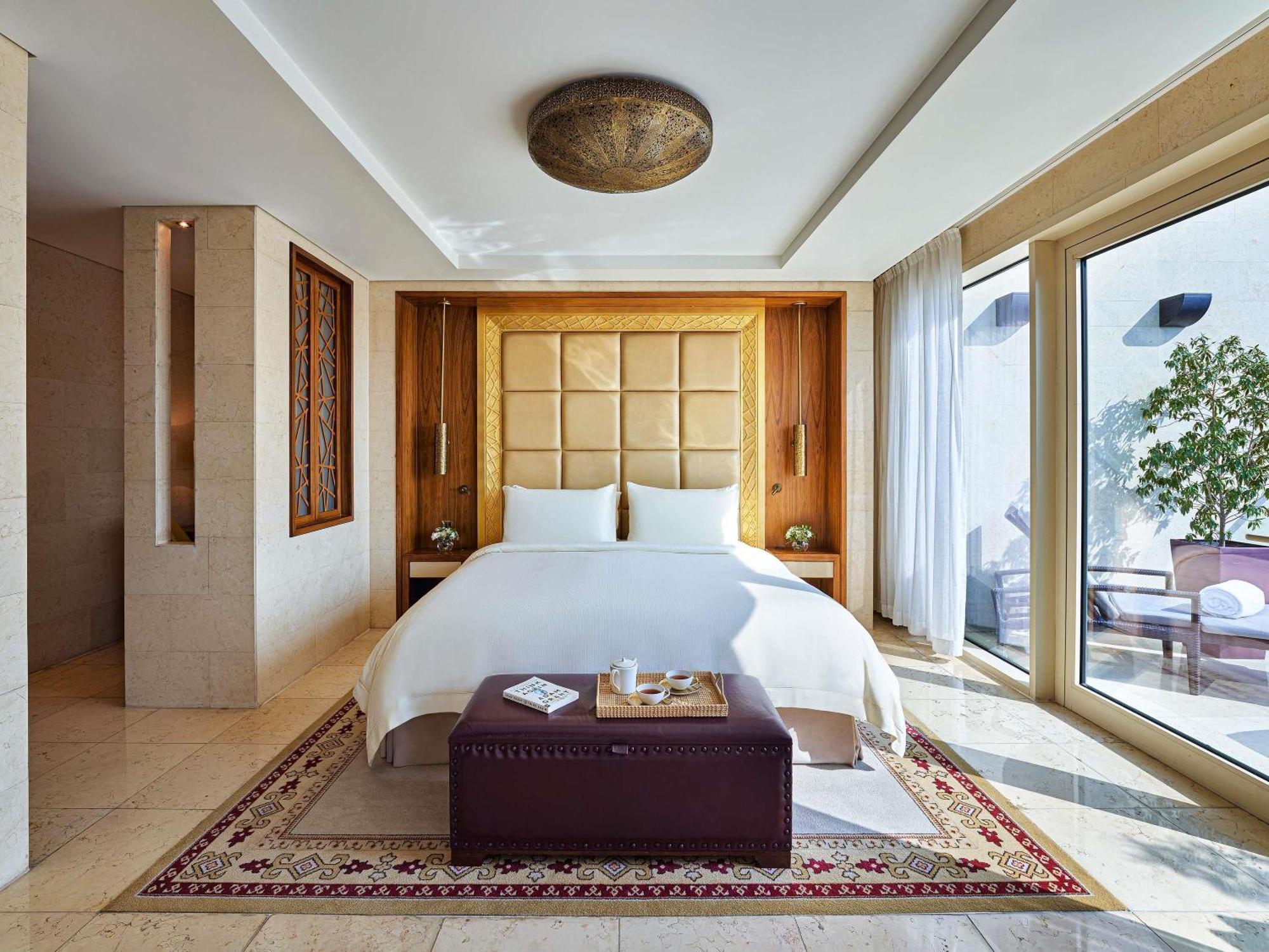 Landmark Suite Terrace Skyline View & Club Lounge Access including Daily Evening Drinks & Canapes