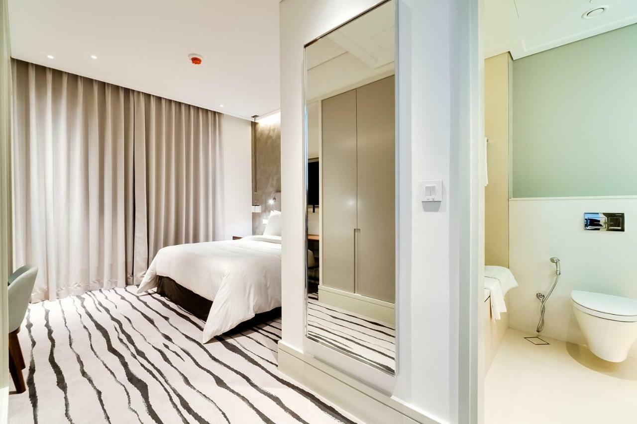 One Bedroom Apartment Canal View
