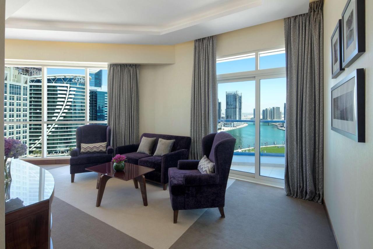 Suite Downtown View Lounge Access